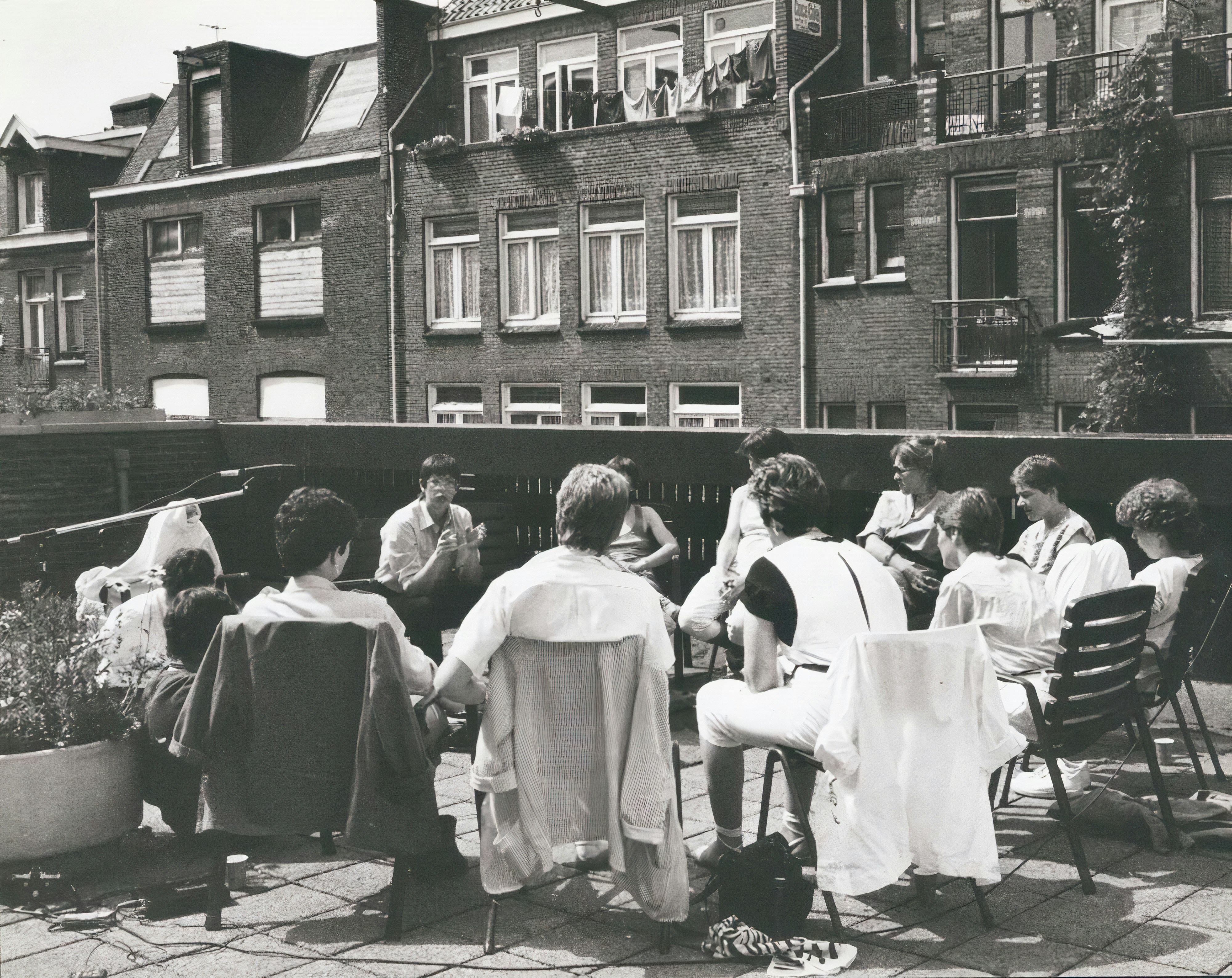 people enjoying an outdoor patio on Wells Street - apartment buildings in old town chicago