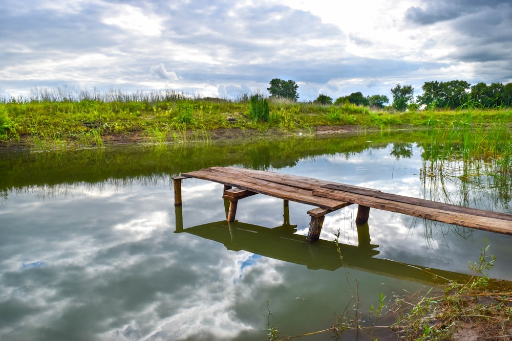 Un muelle de madera sobre un cuerpo de agua