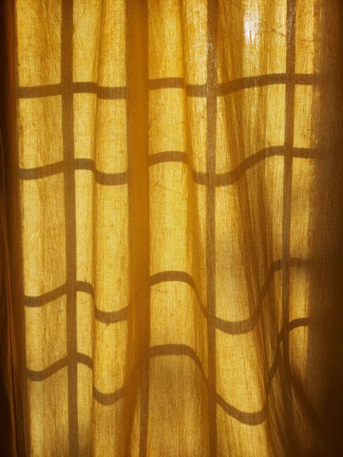 Cortinas tradicionales cálidas con textura