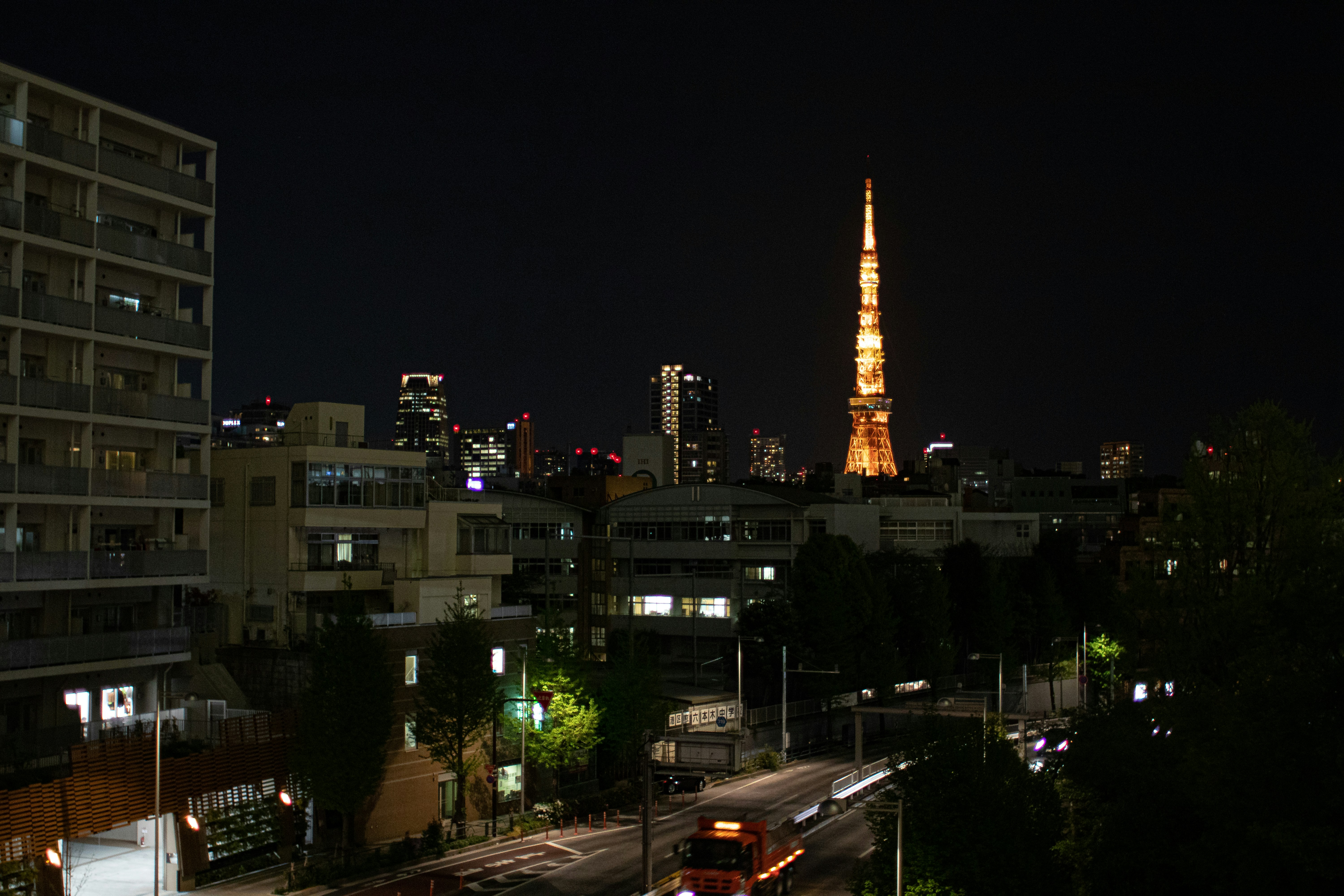 Tokyo skyscraper hotel rooms city view