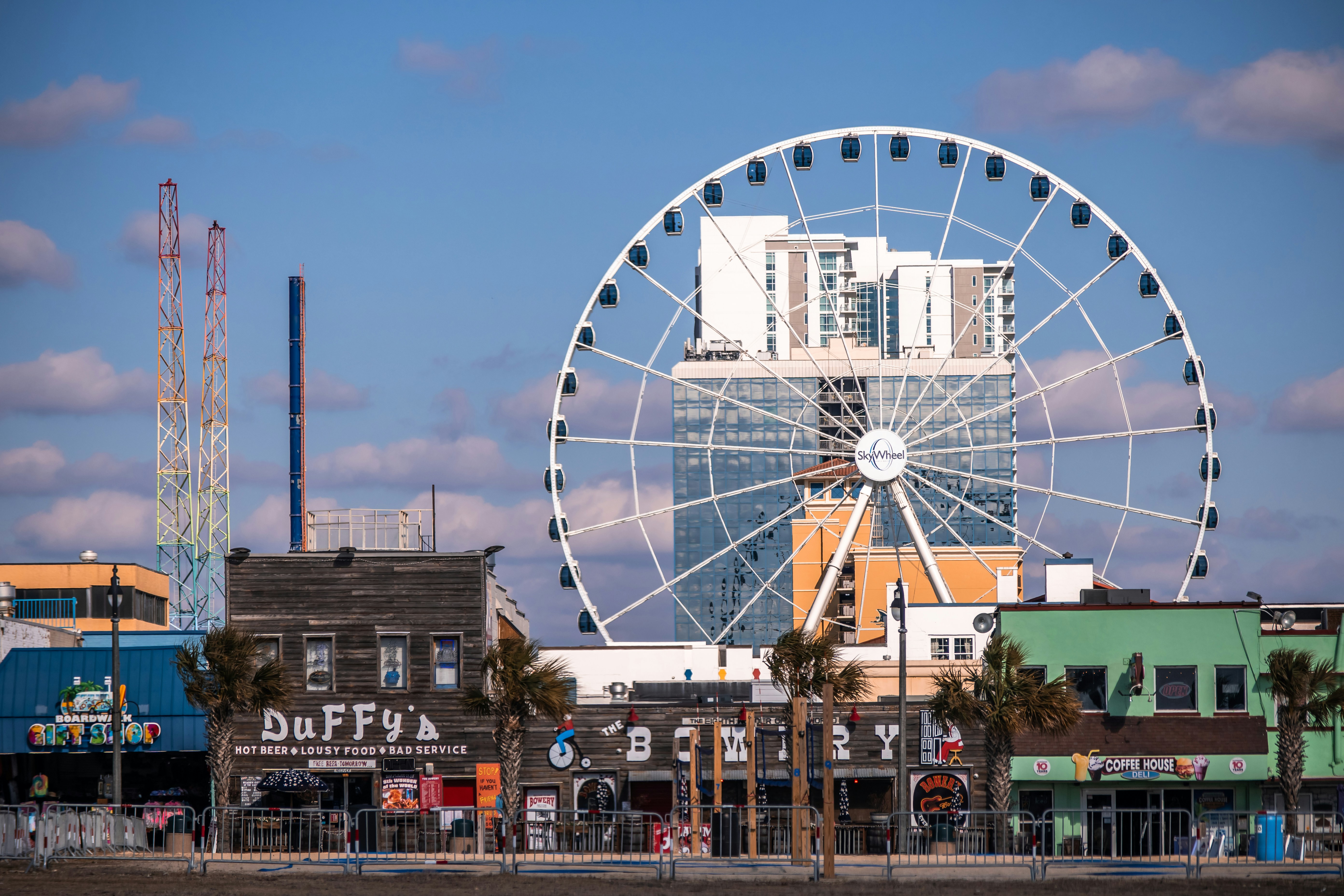 A ferris wheel in a city photo – Free Clouds Image on Unsplash, image size:3000x2000