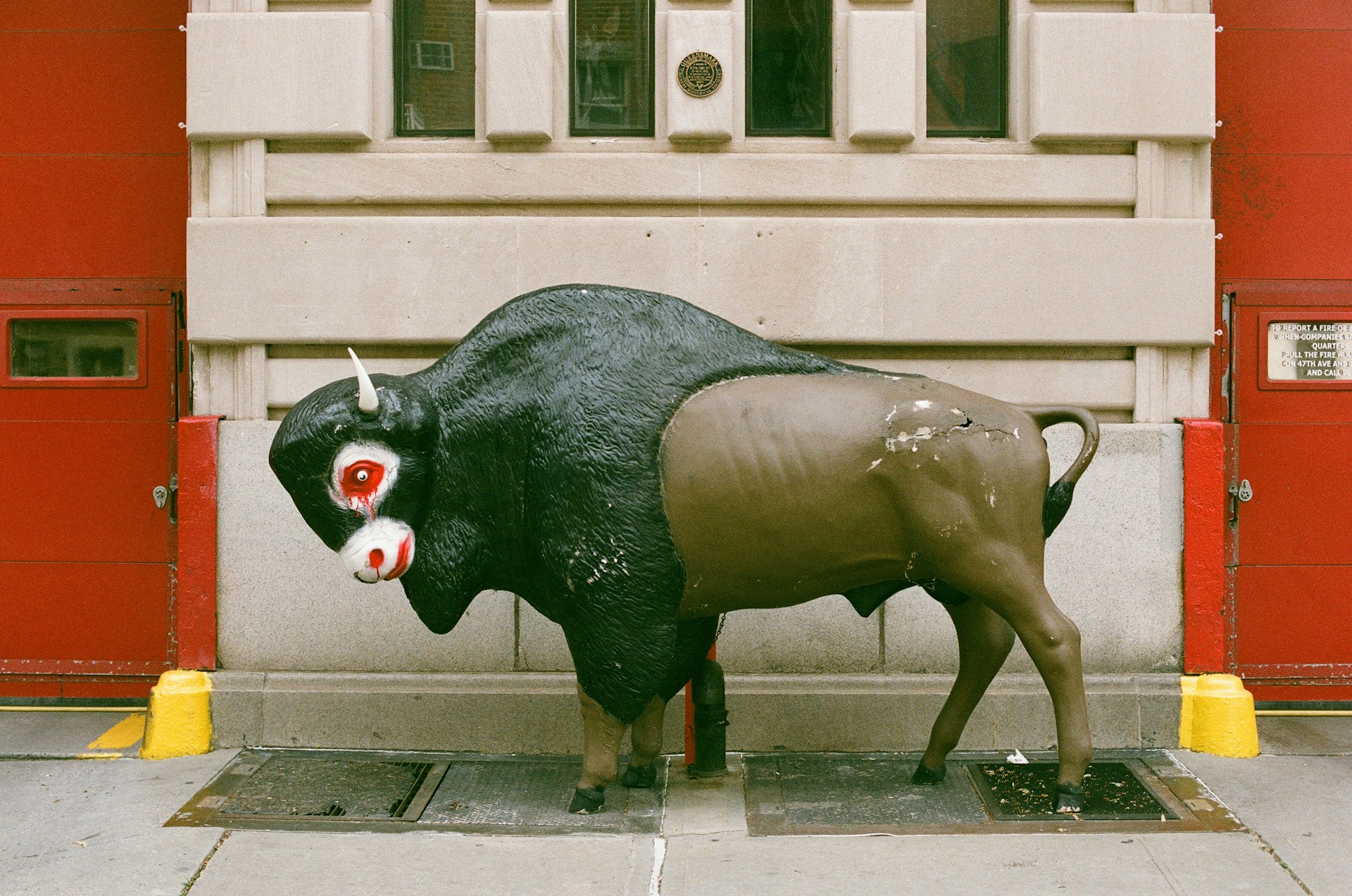 gray computer monitor