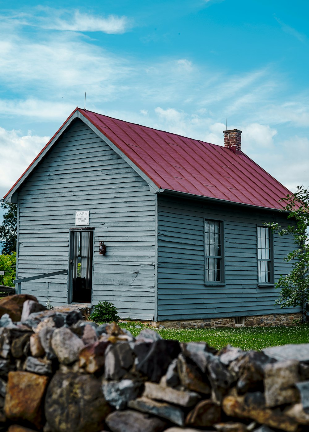 Una piccola casa con un tetto rosso
