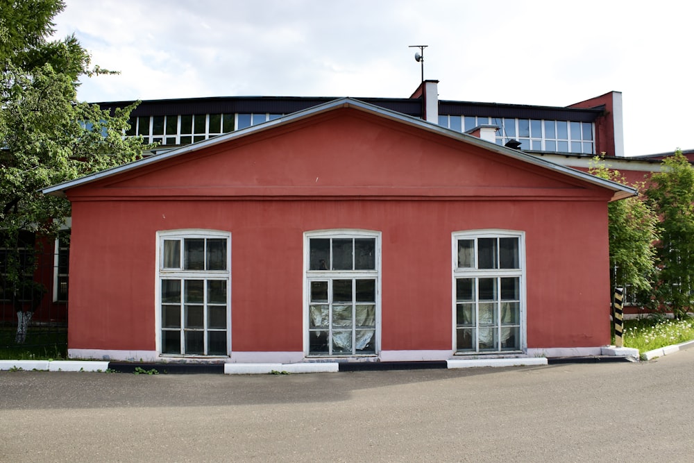 um edifício vermelho com janelas
