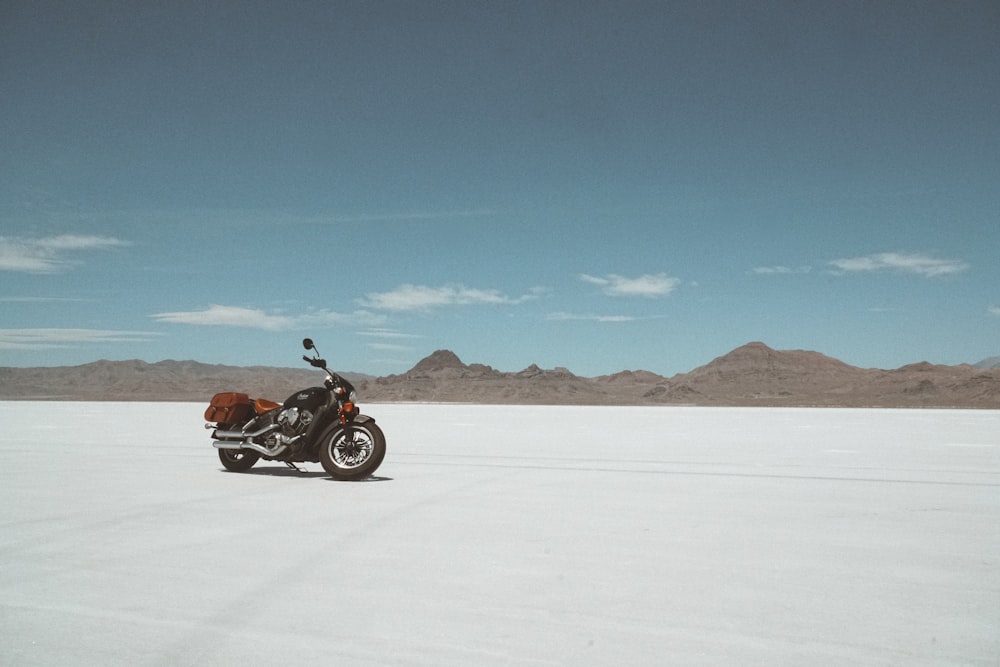 Une moto garée dans un désert