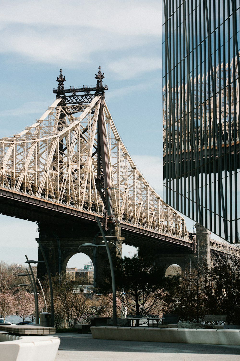 eine große Metallbrücke mit Queensboro Bridge im Hintergrund