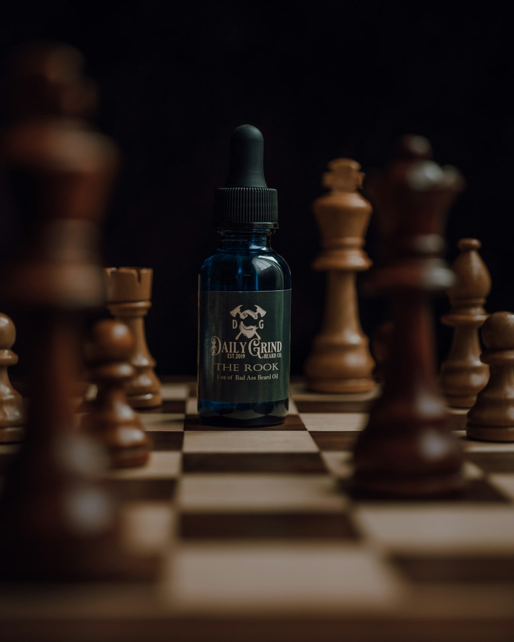 una botella de licor en un tablero de ajedrez