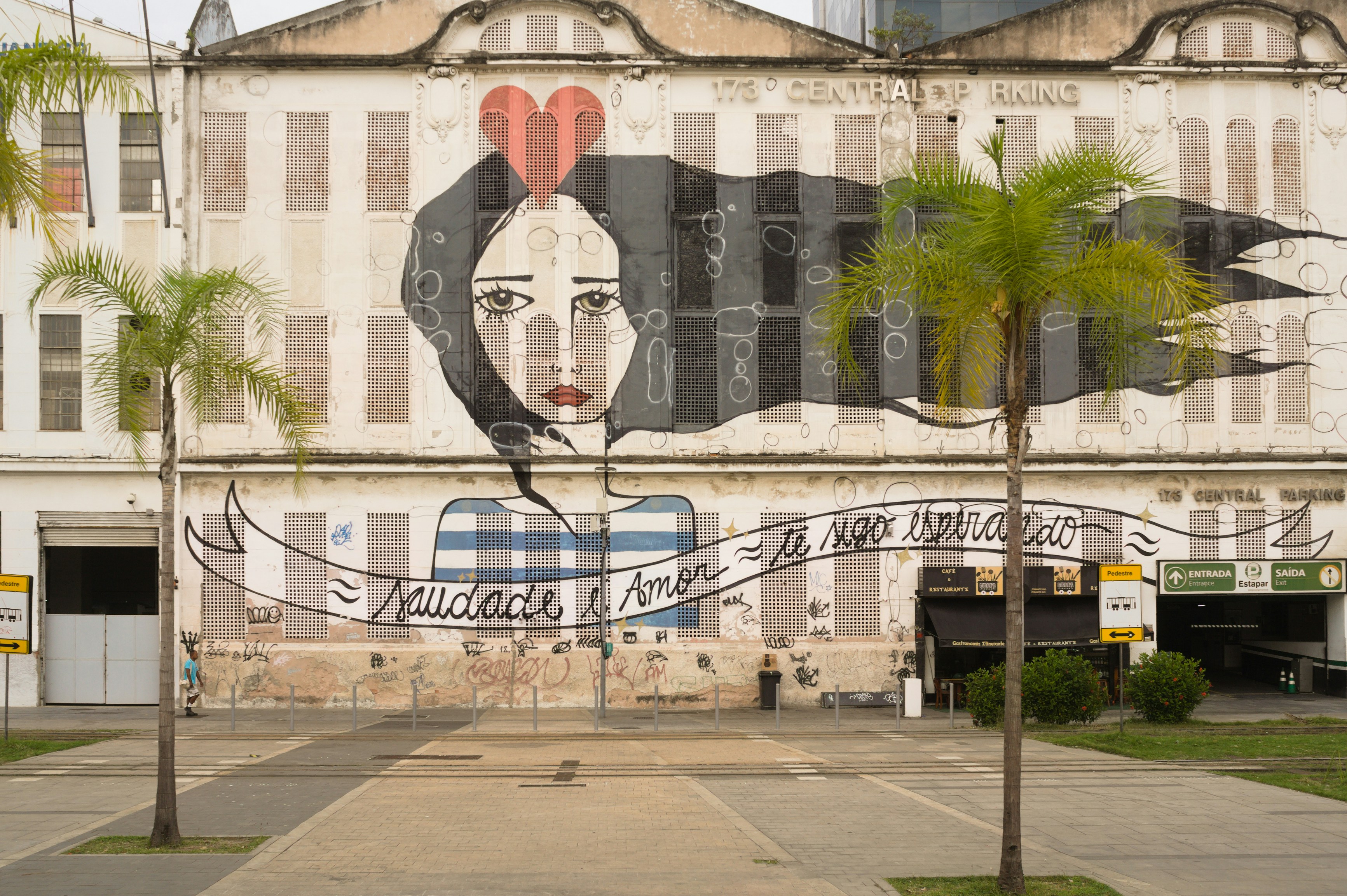 un edificio con palme di fronte