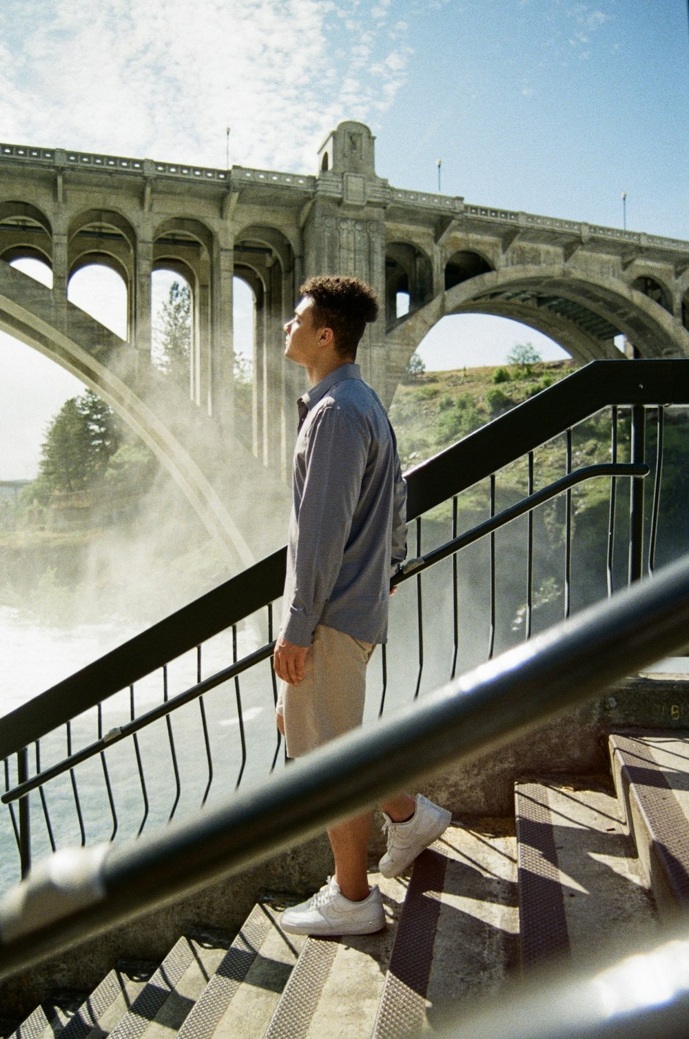 Un hombre parado en un puente