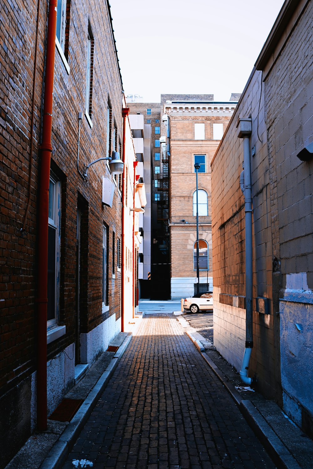 Una calle de ladrillo con edificios a ambos lados