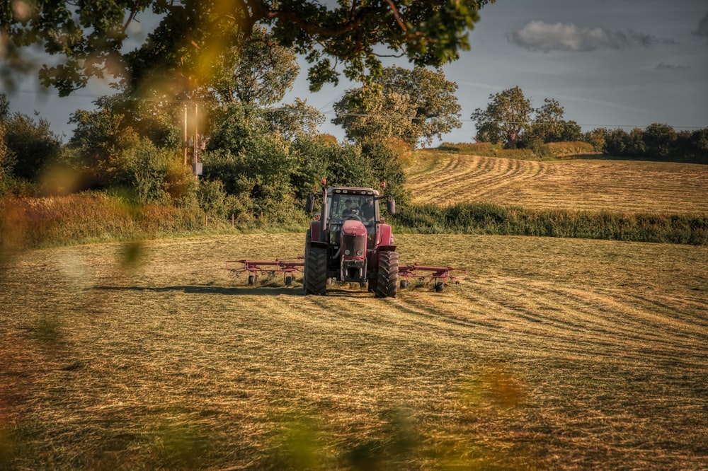 Un tractor en un campo