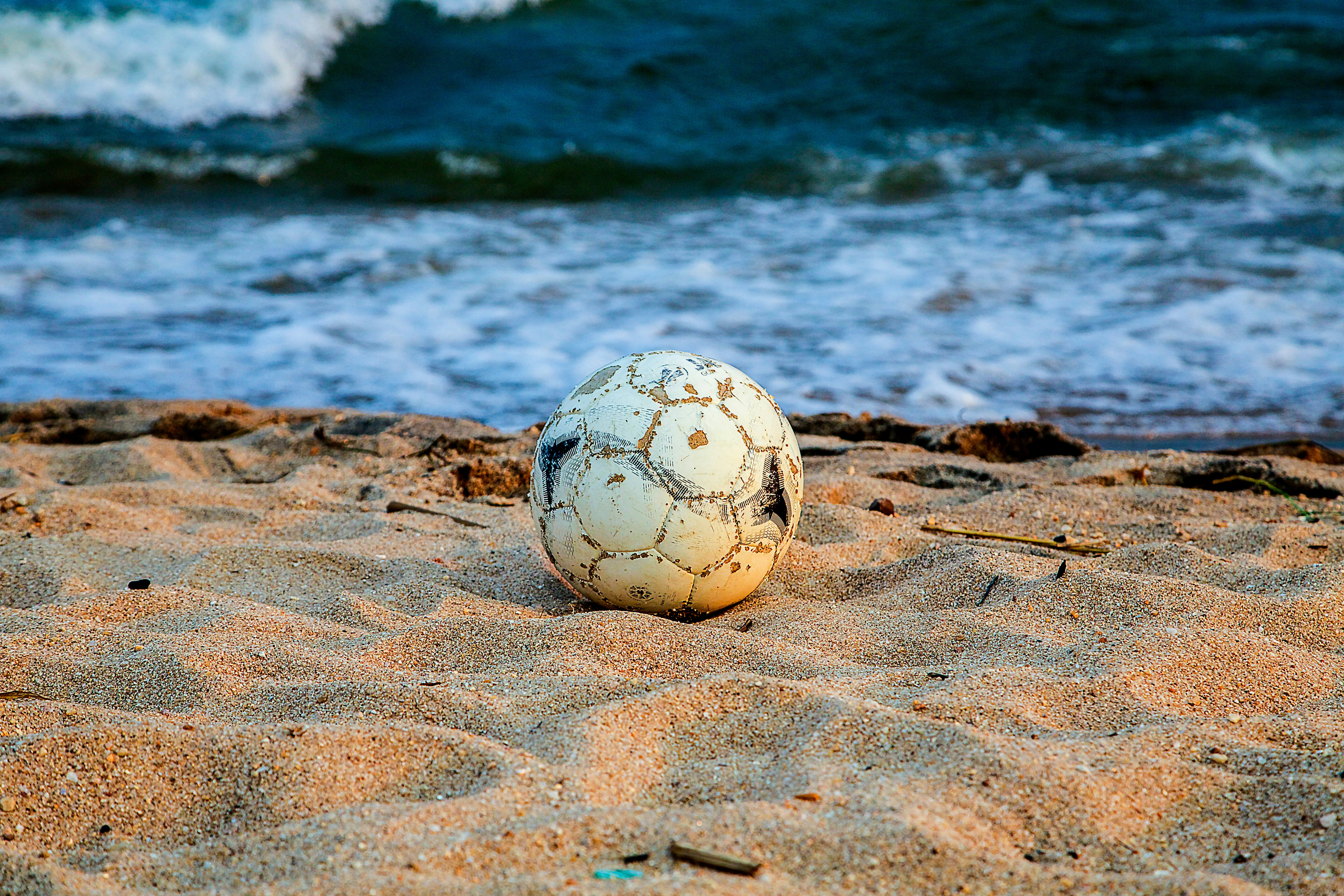 un pallone da spiaggia sulla sabbia