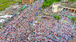 a large group of people in a street