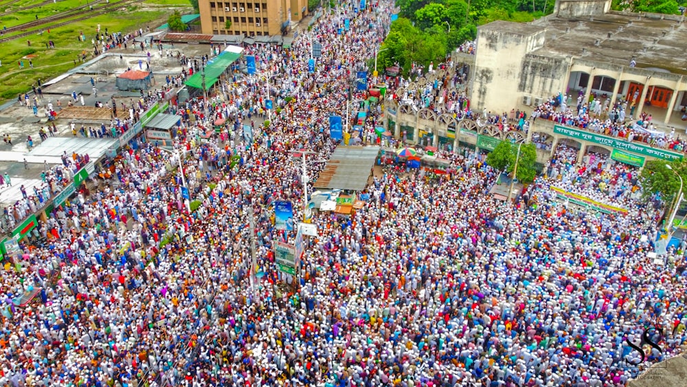 Un gran grupo de personas en una calle