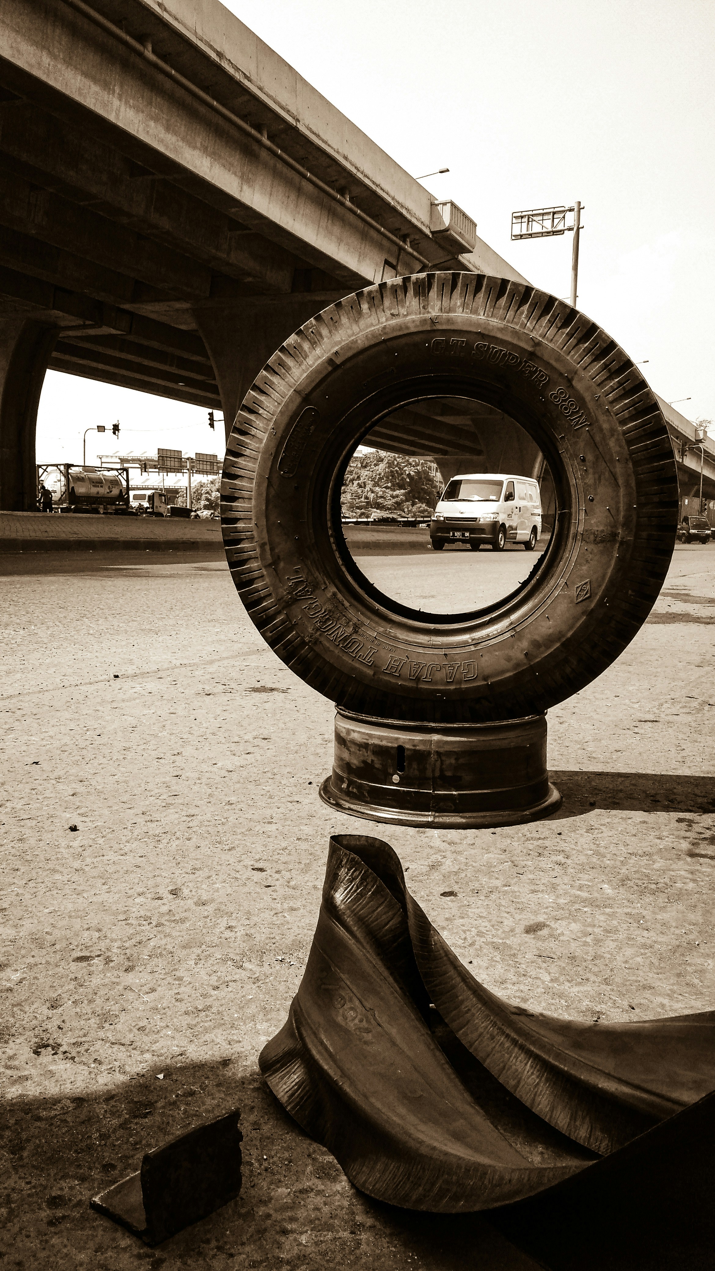 Ein Reifen auf der Straße