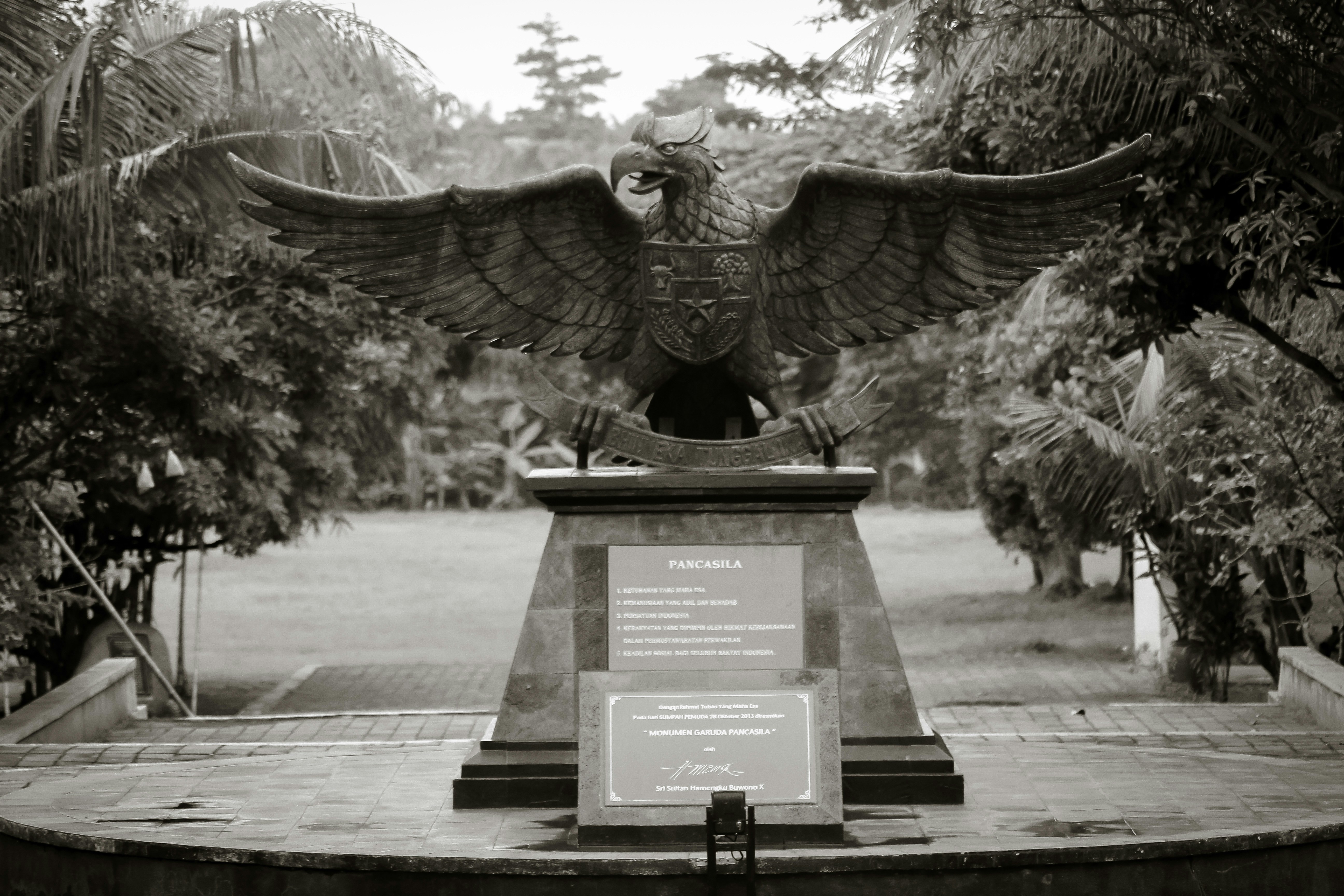 Eine Statue eines Vogels
