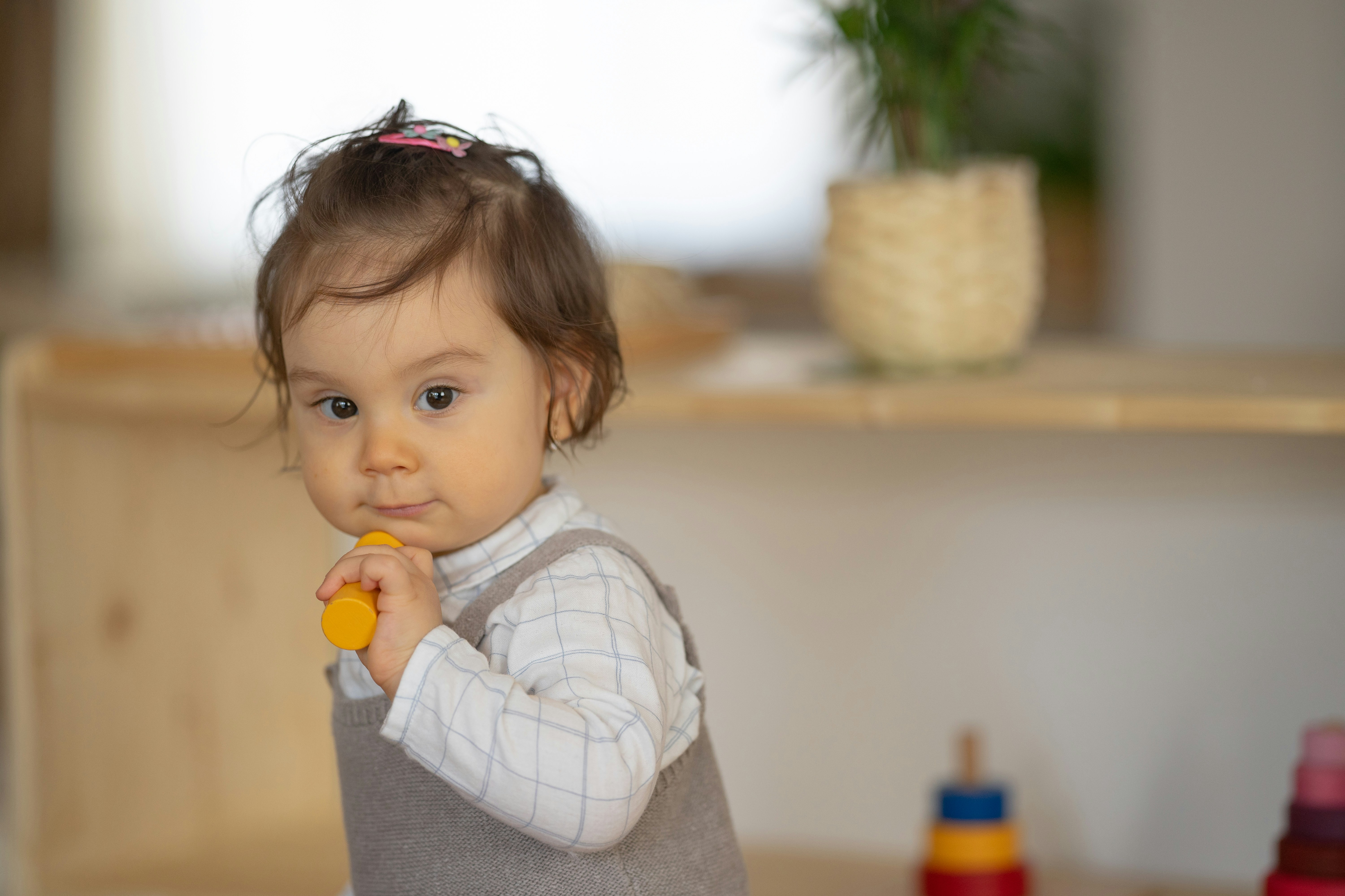 Baby in einem Zimmer mit Montessori-Dekor