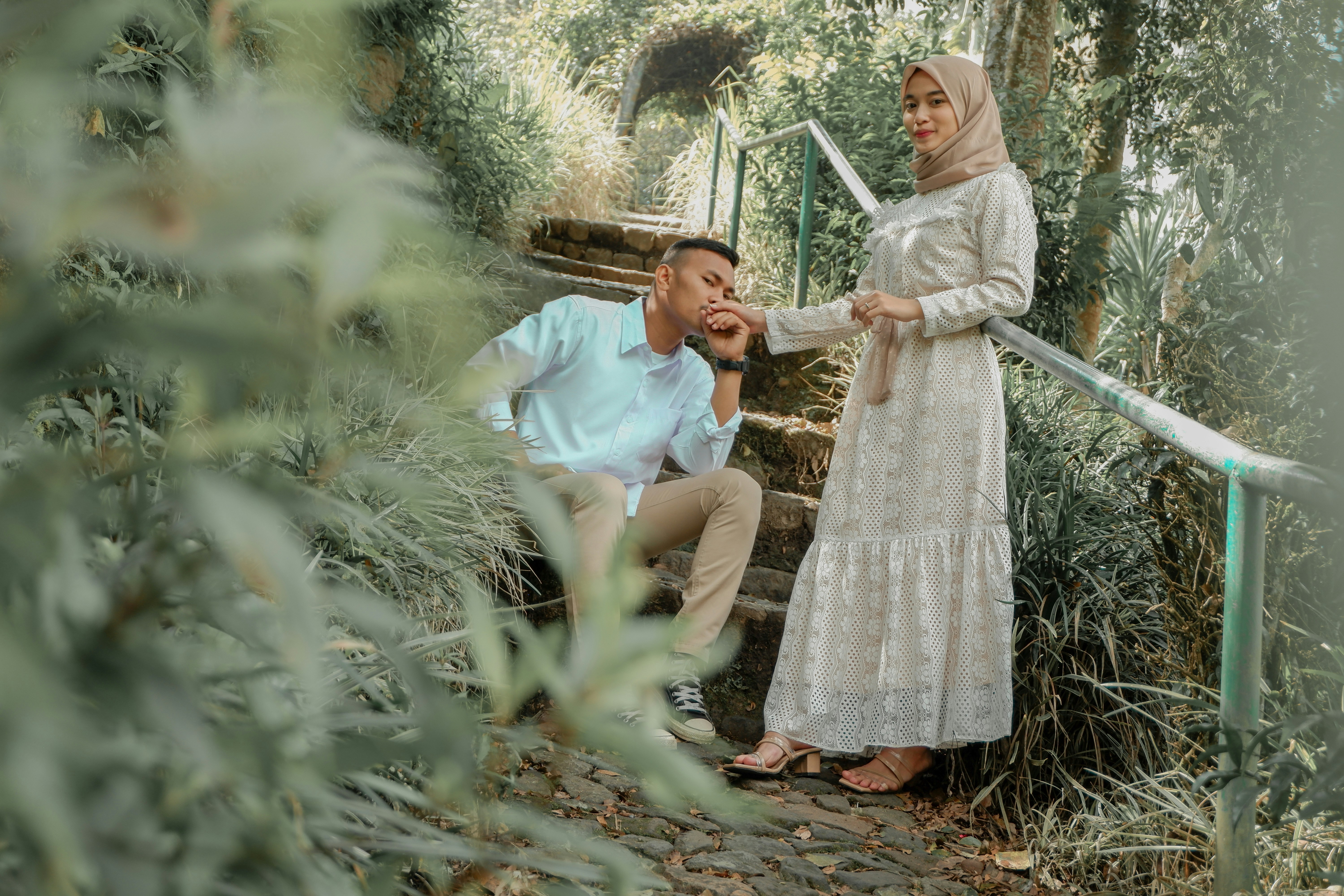 seorang pria dan wanita di hutan