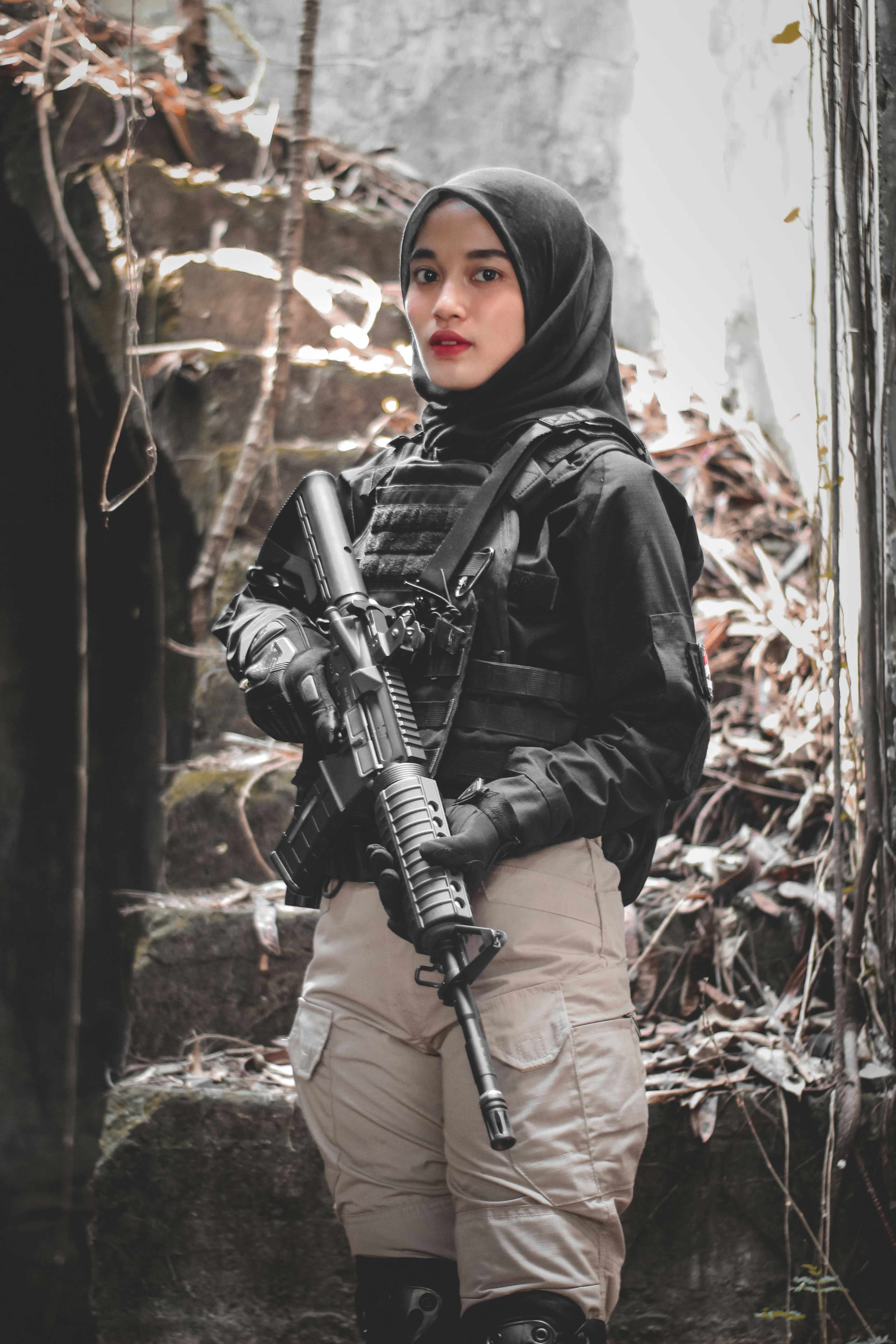 Une personne en manteau noir tenant une arme à feu photo – Image gratuite de  Amour sur Unsplash, image size:3000x4500