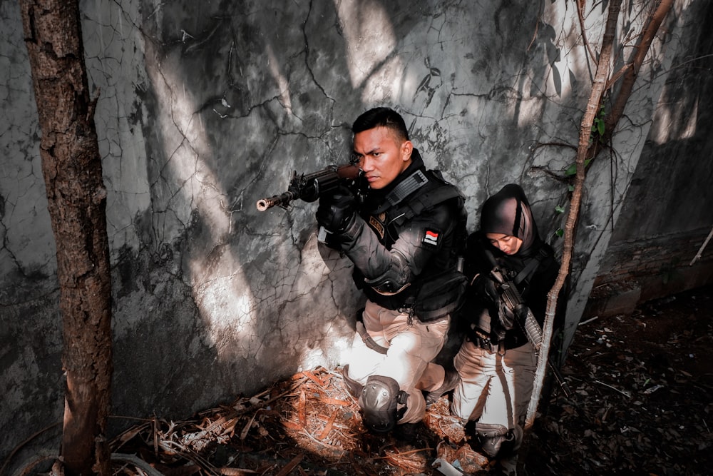 Ein Mann und eine Frau in einer Höhle mit einem Feuer