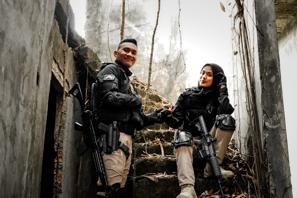 Ein Mann und eine Frau mit Waffen