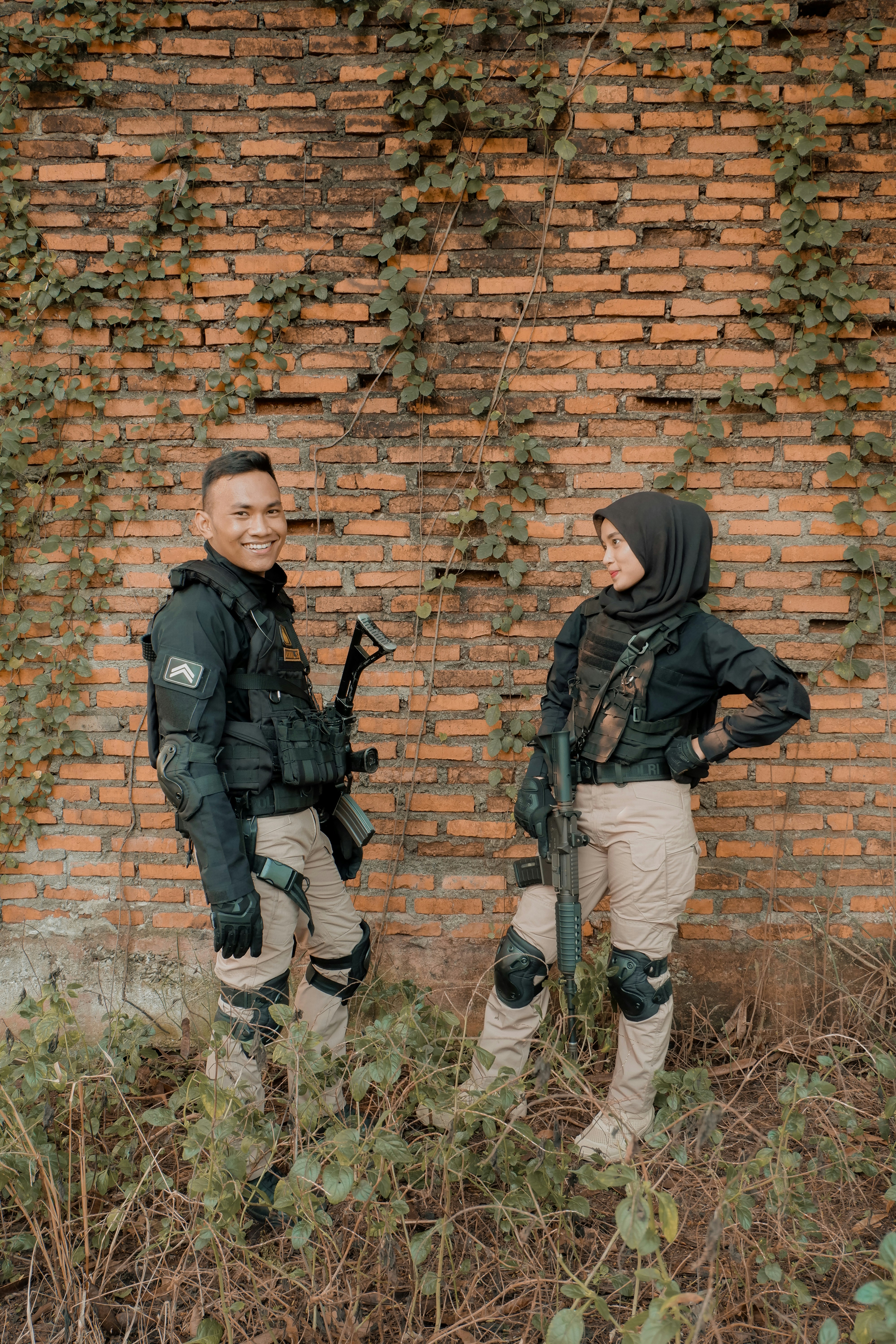 zwei Personen in Uniform