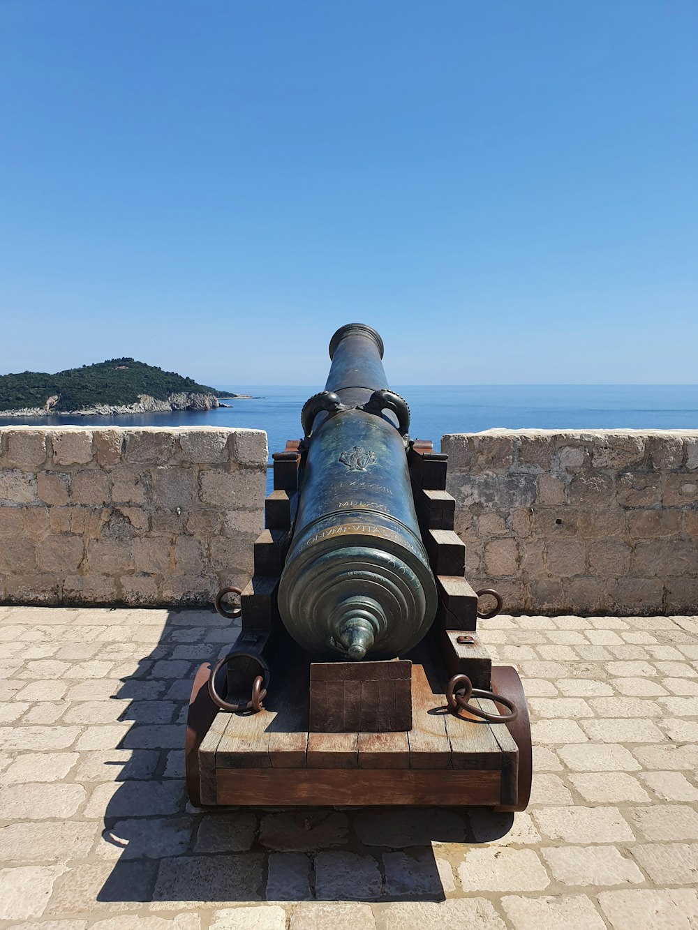 uma estátua em uma superfície de tijolo