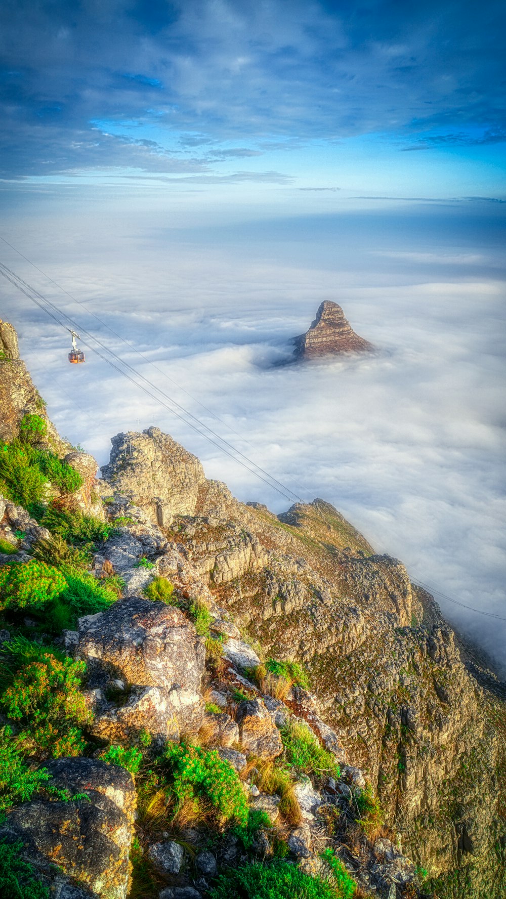 um teleférico passando por cima de um penhasco