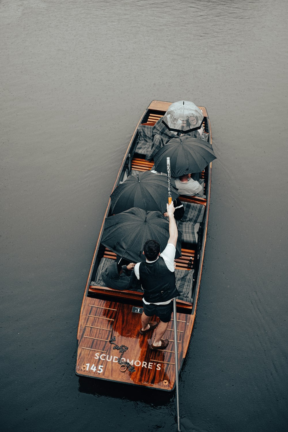 un gruppo di persone su una barca