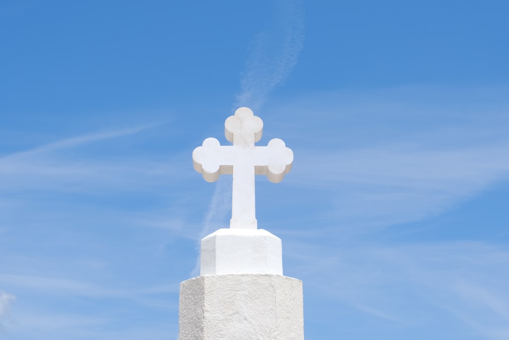 Una estatua blanca con un cielo azul