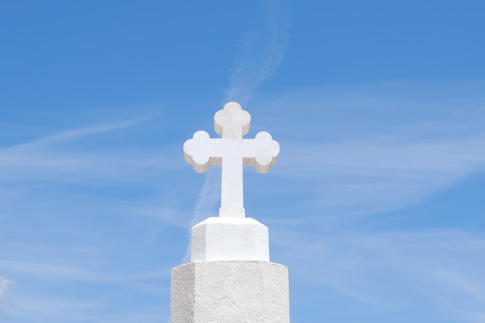 Eine weiße Statue mit blauem Himmel
