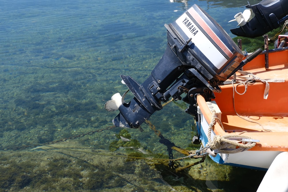 ein großes Geschütz auf einem Boot