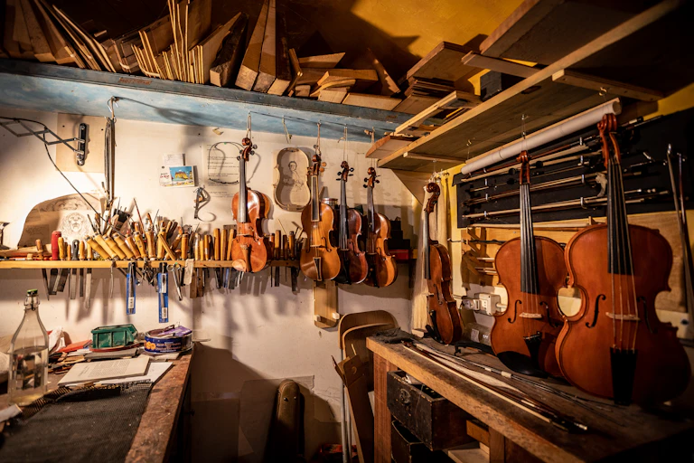 Taller artesanal de instrumentos musicales de cuerda