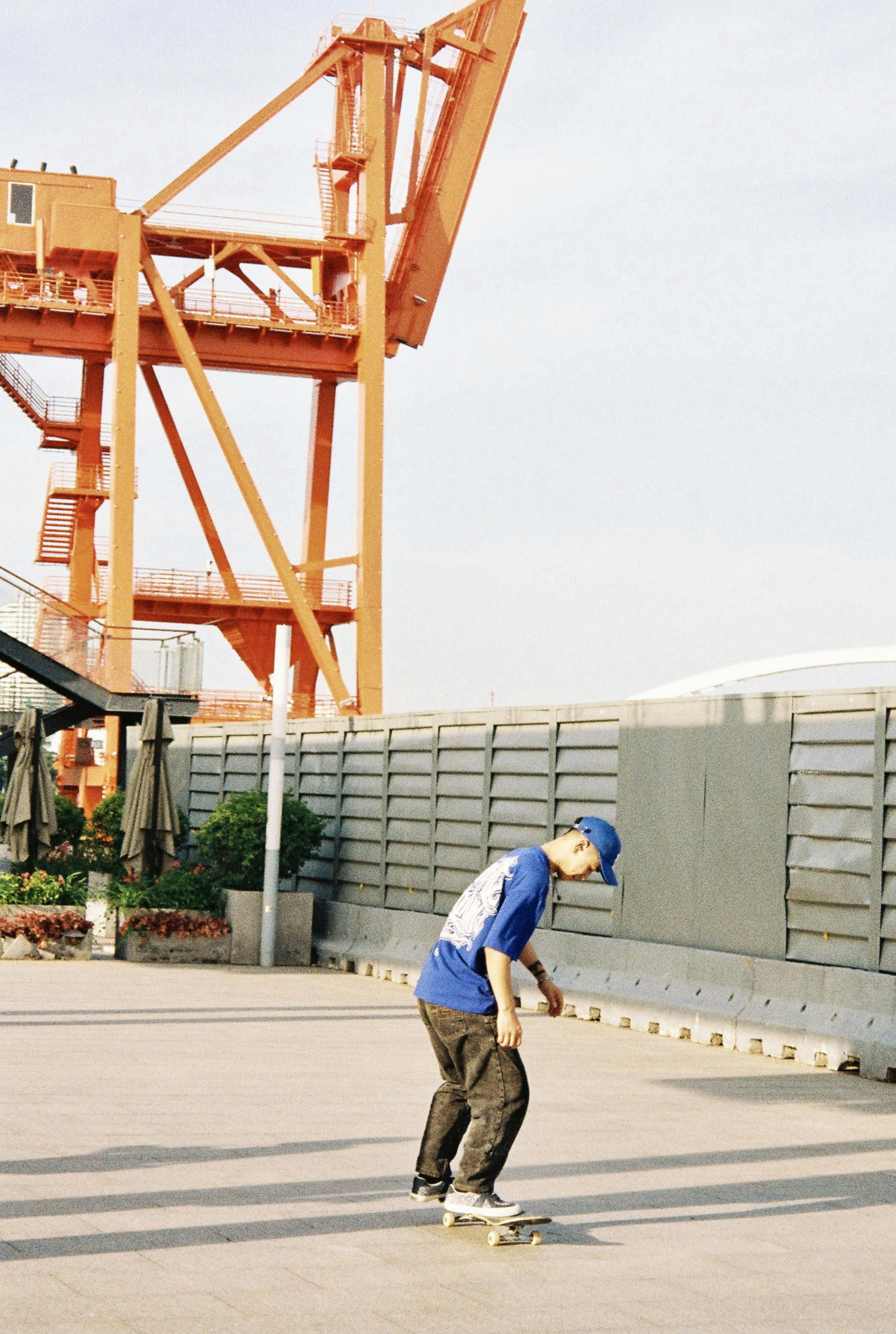 路上でスケートボードをする男の写真 – Unsplashの中国の無料画像 