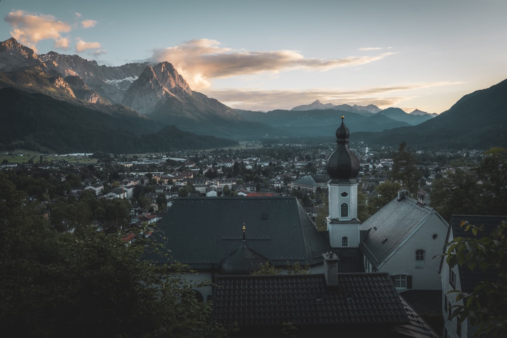 Ein Mann steht vor einem Berg