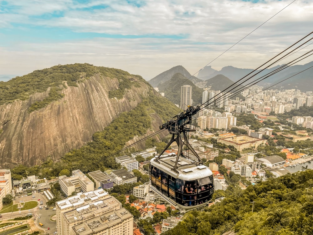 Un teleférico sobre una ciudad