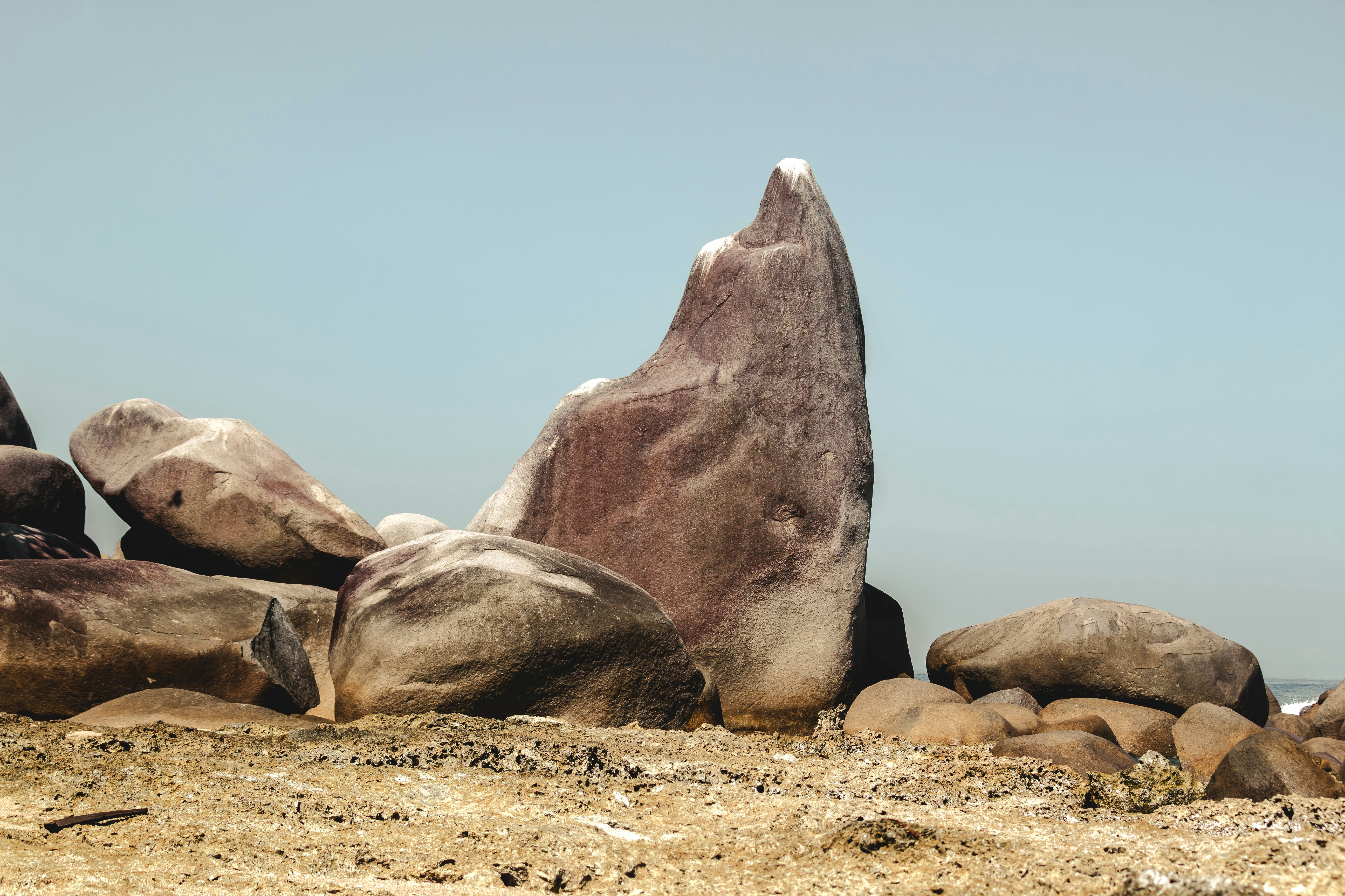 A group of large rocks photo – Free Pulau rusa Image on Unsplash