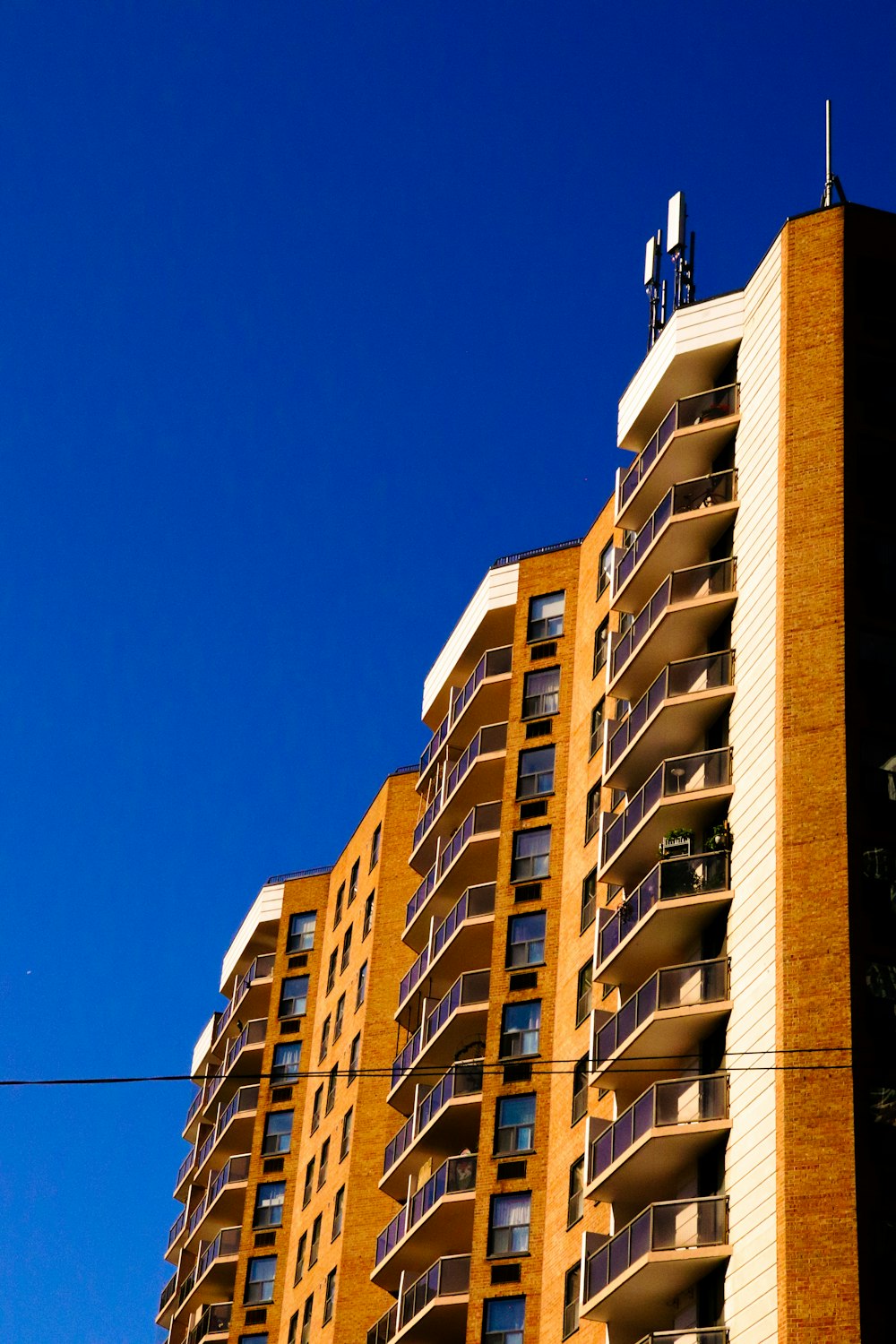 Un edificio alto con balcones