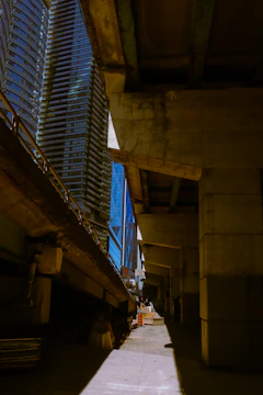 An editorial shot of Kinshasa’s urban landscape symbolizing political and institutional dynamics.