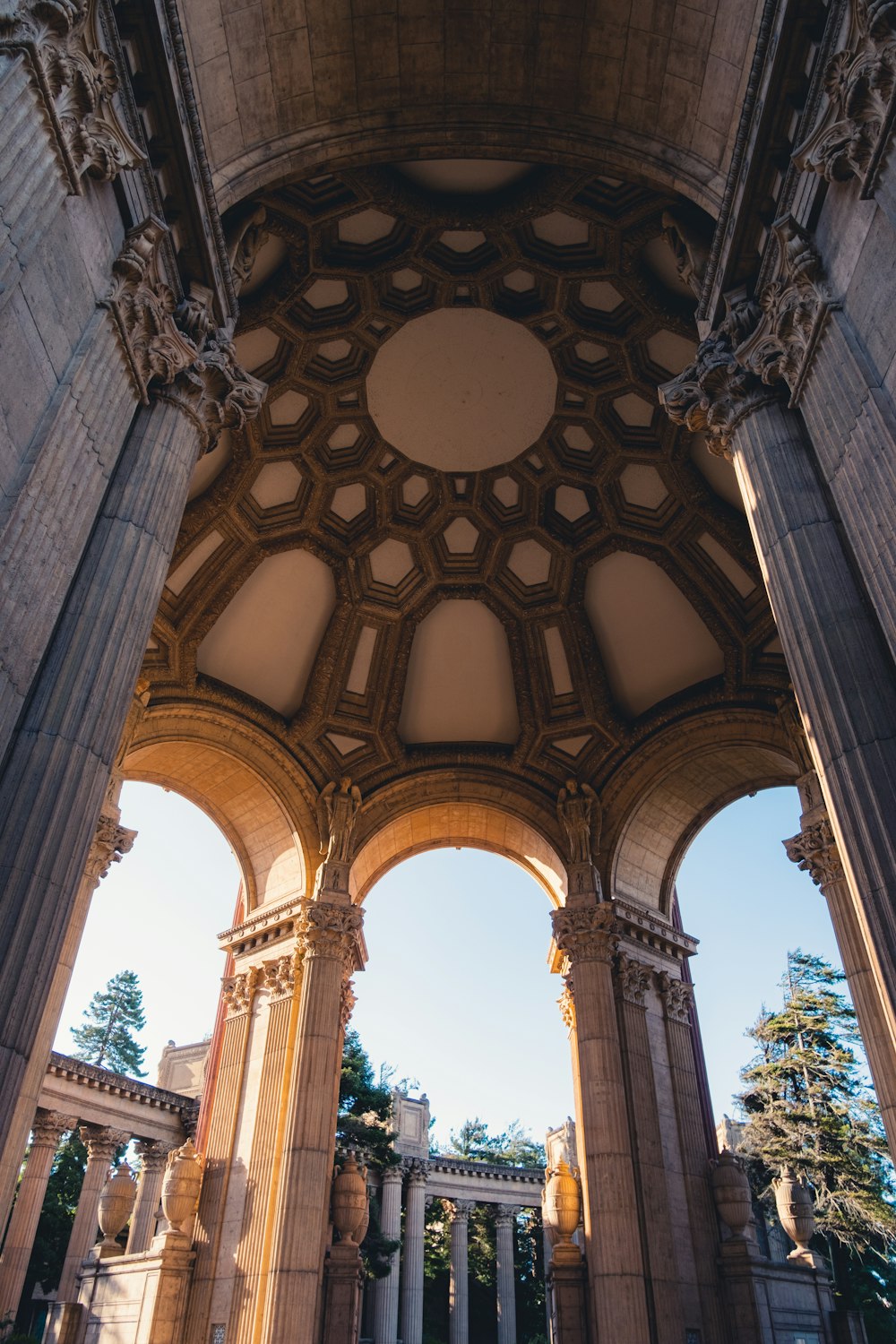 um grande edifício ornamentado com colunas