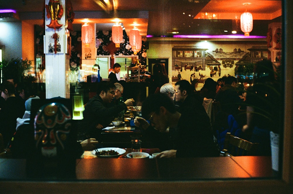 Un grupo de personas comiendo en un restaurante