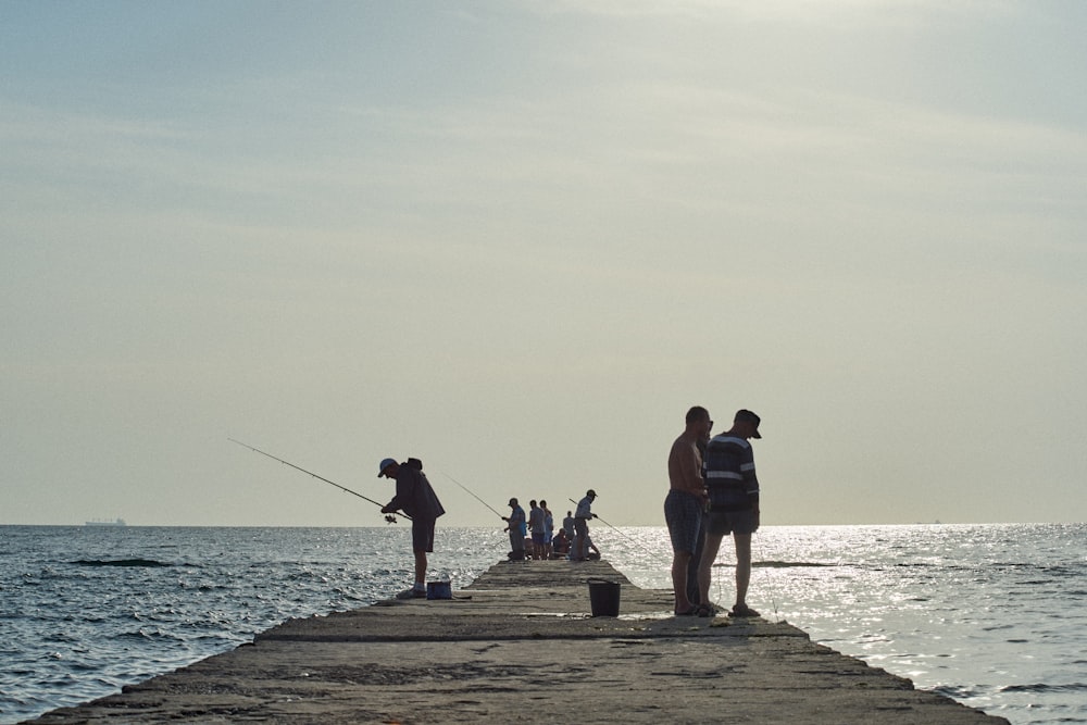 un groupe de personnes pêchant sur un quai