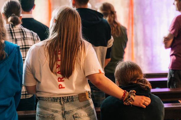 a person with the hands on the hips