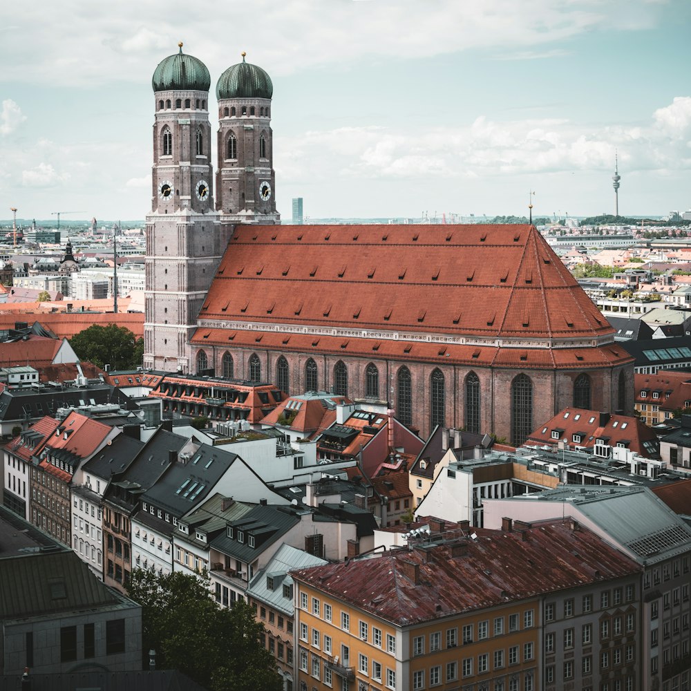 ein großes Gebäude mit Münchner Frauenkirche