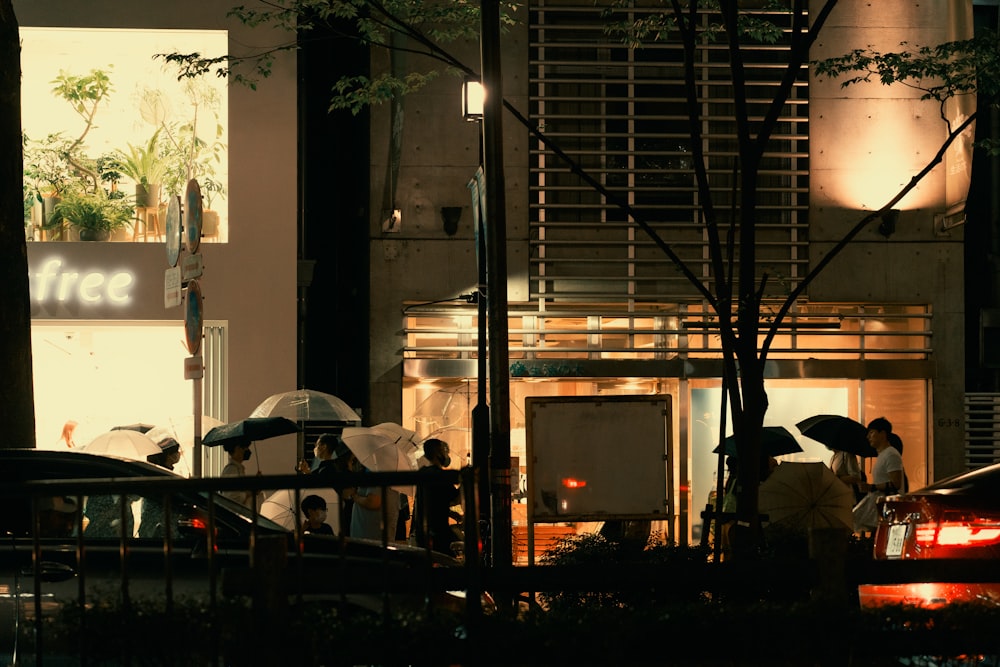 Menschen mit Regenschirmen auf einer Straße