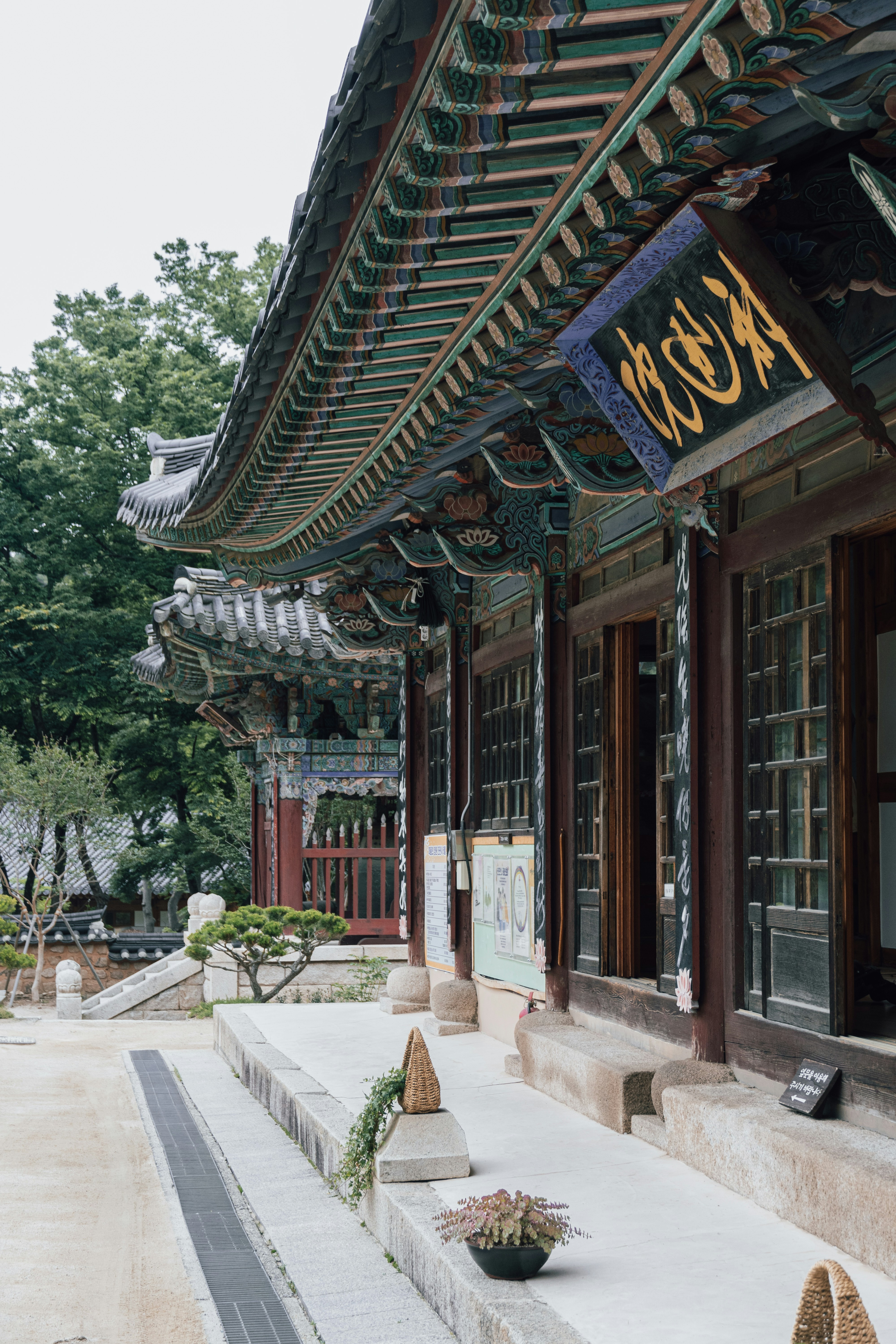 ein Gebäude mit einem Schild darauf