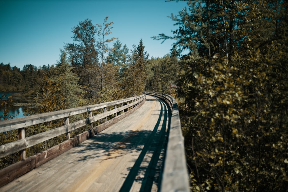uma ponte de madeira sobre um rio