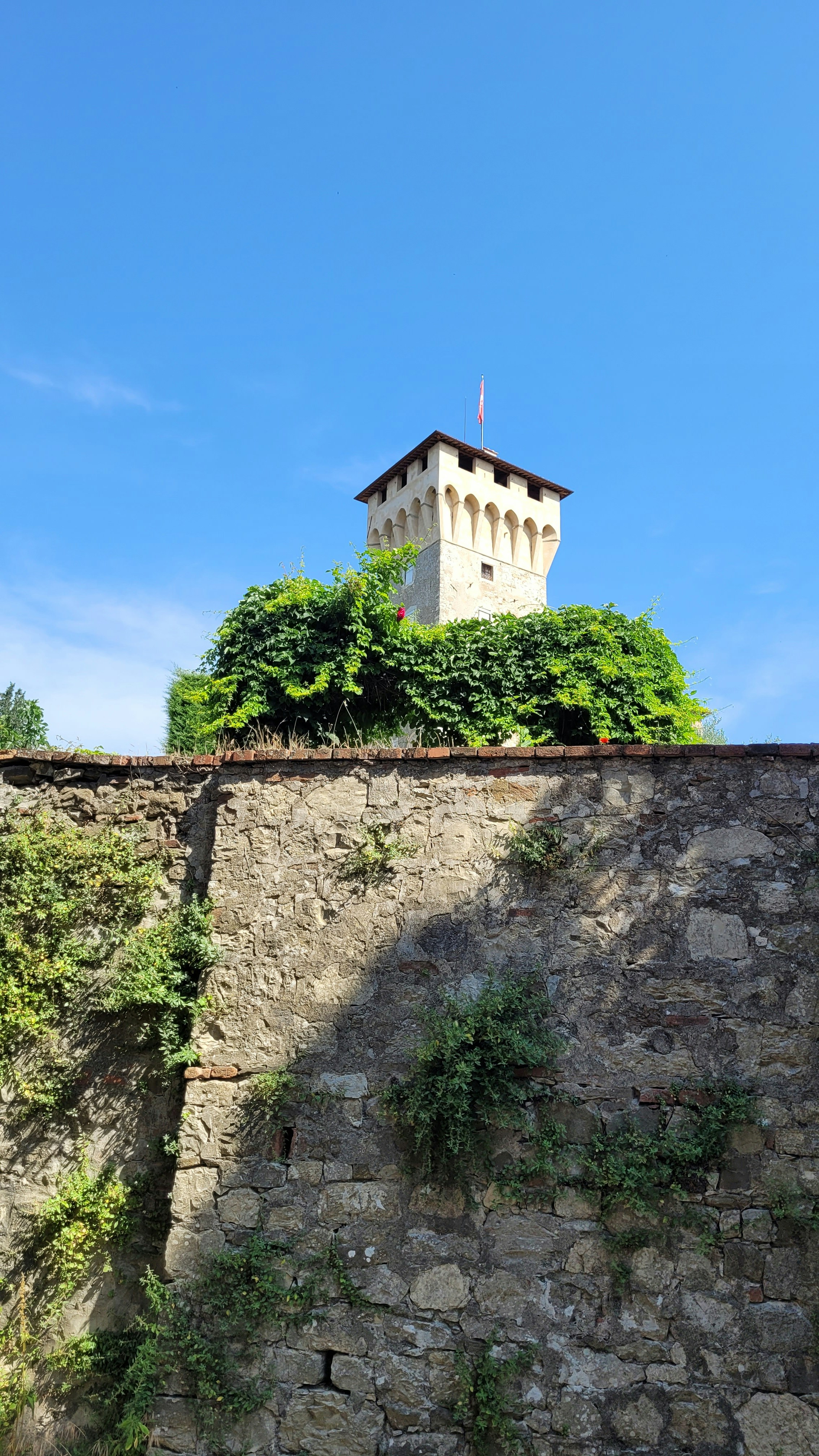 Ein Gebäude auf einer Klippe