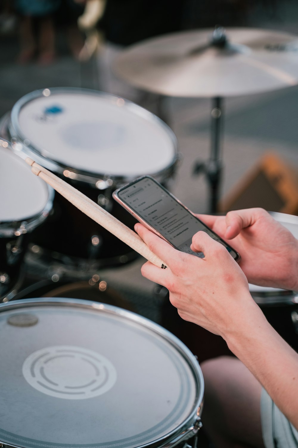 uma pessoa tocando bateria