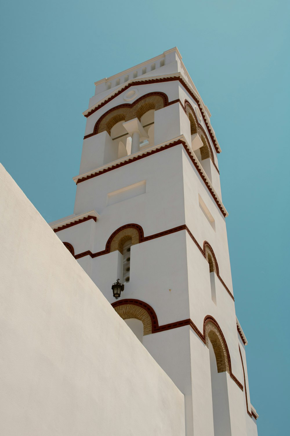 Un edificio bianco con una torre